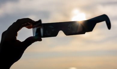 Eclipsebril in de zon