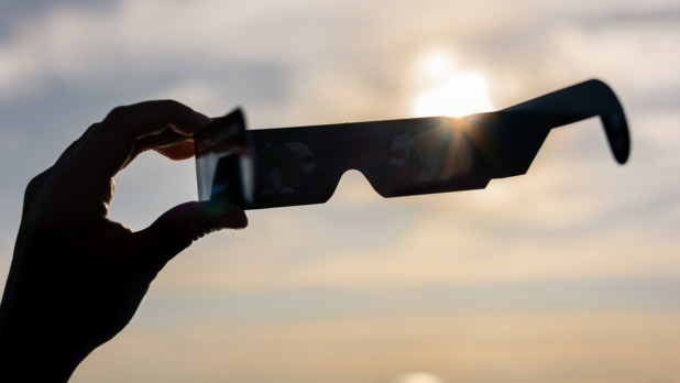 Eclipsebril in de zon