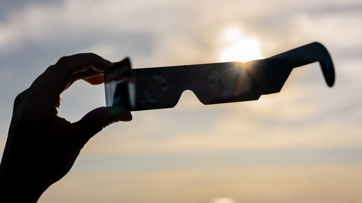 Eclipsebril in de zon