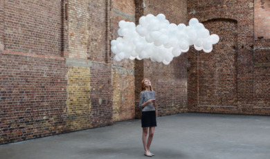 vrouw maakt back-up van ballonnen