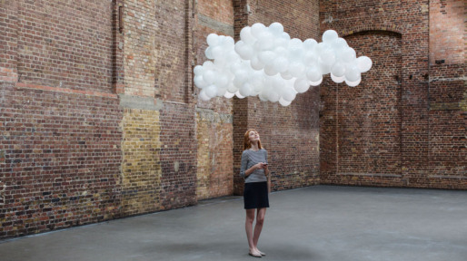 vrouw maakt back-up van ballonnen
