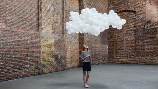 vrouw maakt back-up van ballonnen