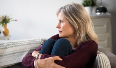 Zorgelijke vrouw op bank
