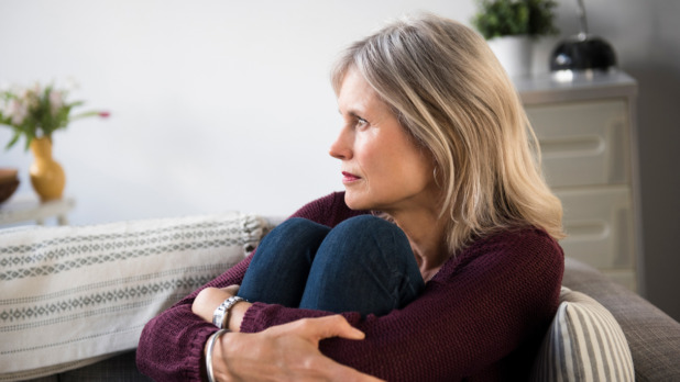 Zorgelijke vrouw op bank