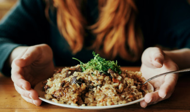 Vrouw met een bord gezonde voeding