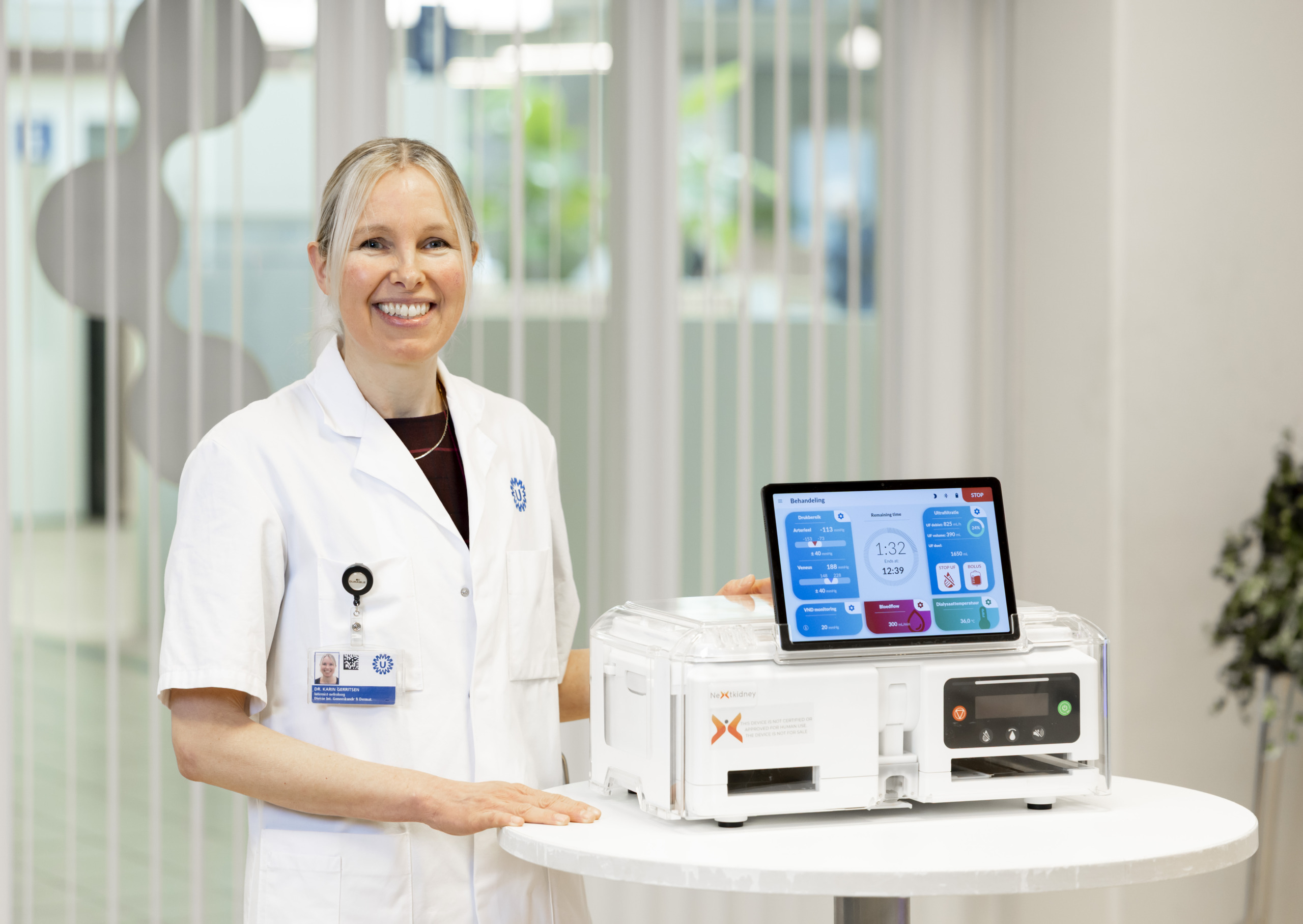 karin-gerritsen-met-neokidney-1-1.jpg