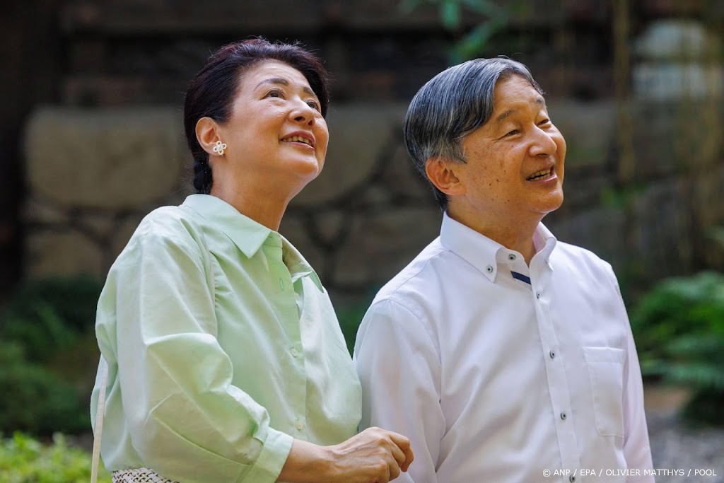 Japans keizerspaar en prinses Aiko in actie met brandblussers