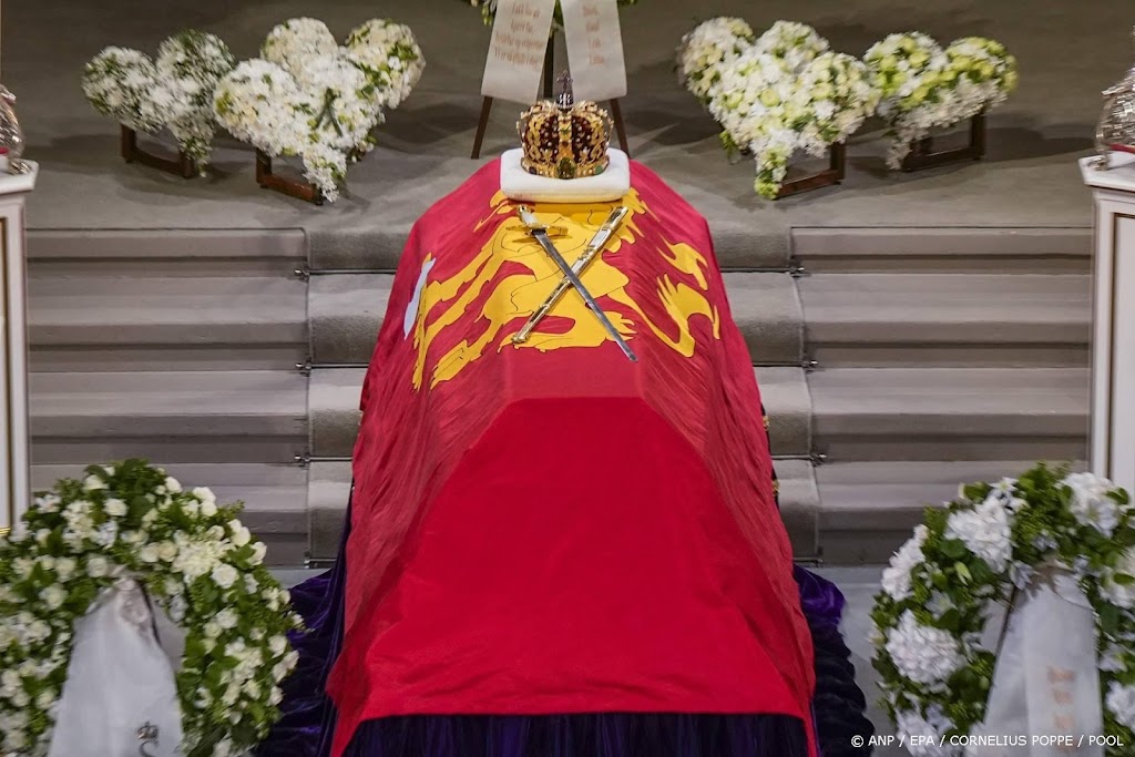 Rij bij paleis in Oslo voor laatste eer aan koning Harald