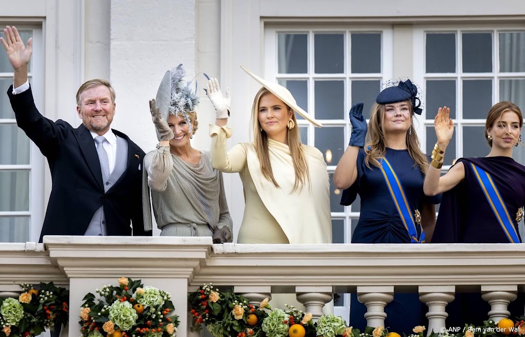 Koning en koningin weer met alle dochters naar Prinsjesdag