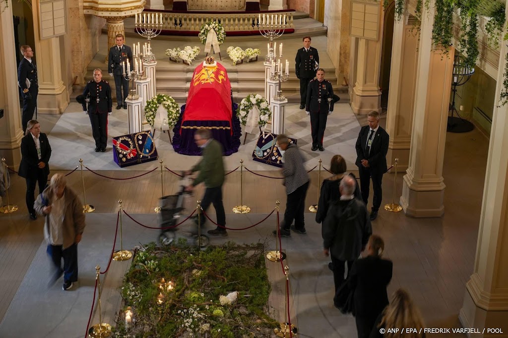 Eerste Noren nemen afscheid van overleden koning Harald