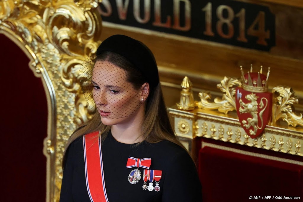 Kroonprinses Ingrid Alexandra ondertekent eed