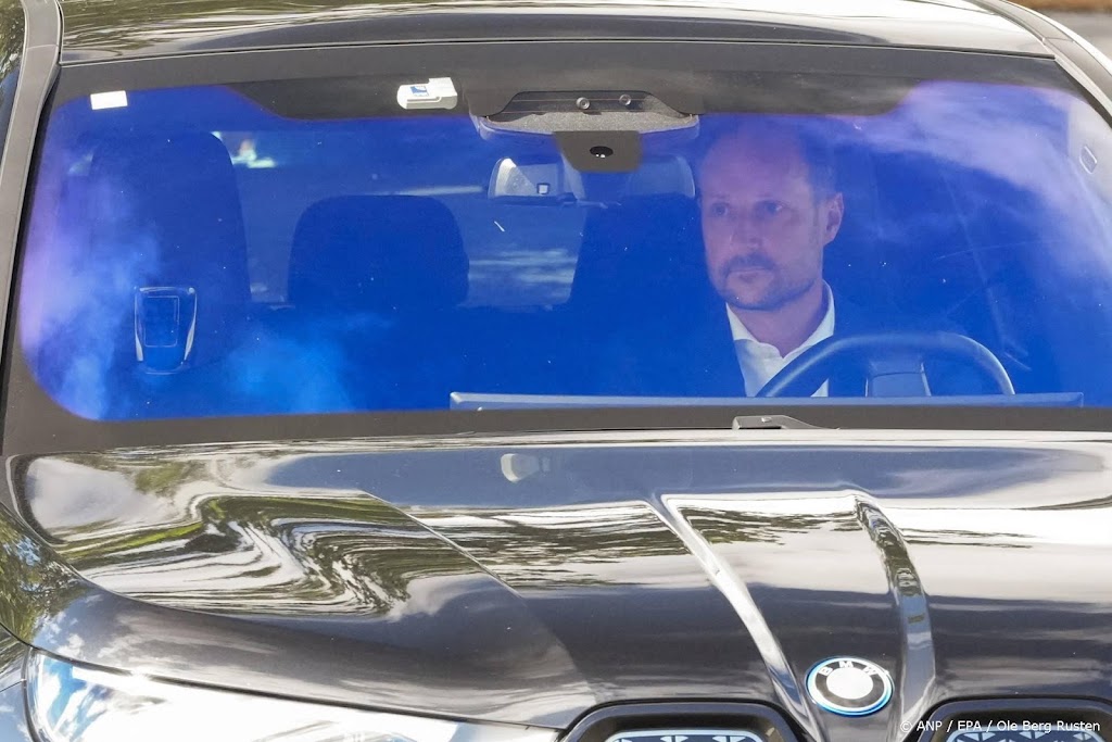 Noorse koning Haakon haalt Mette-Marit op uit ziekenhuis