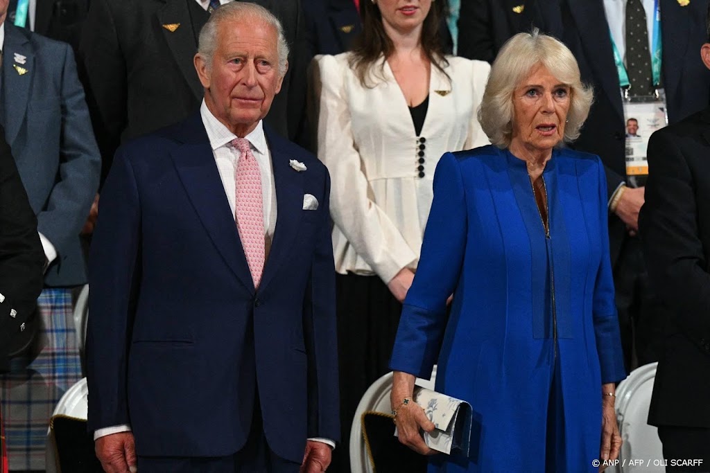 Charles en Camilla gaan met Macron naar Tapijt van Bayeux