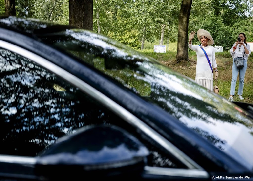 Nep-Máxima zwaait Willem-Alexander uit bij bezoek in Eindhoven