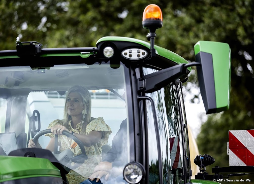 Máxima bestuurt trekker op Achterhoekse akker