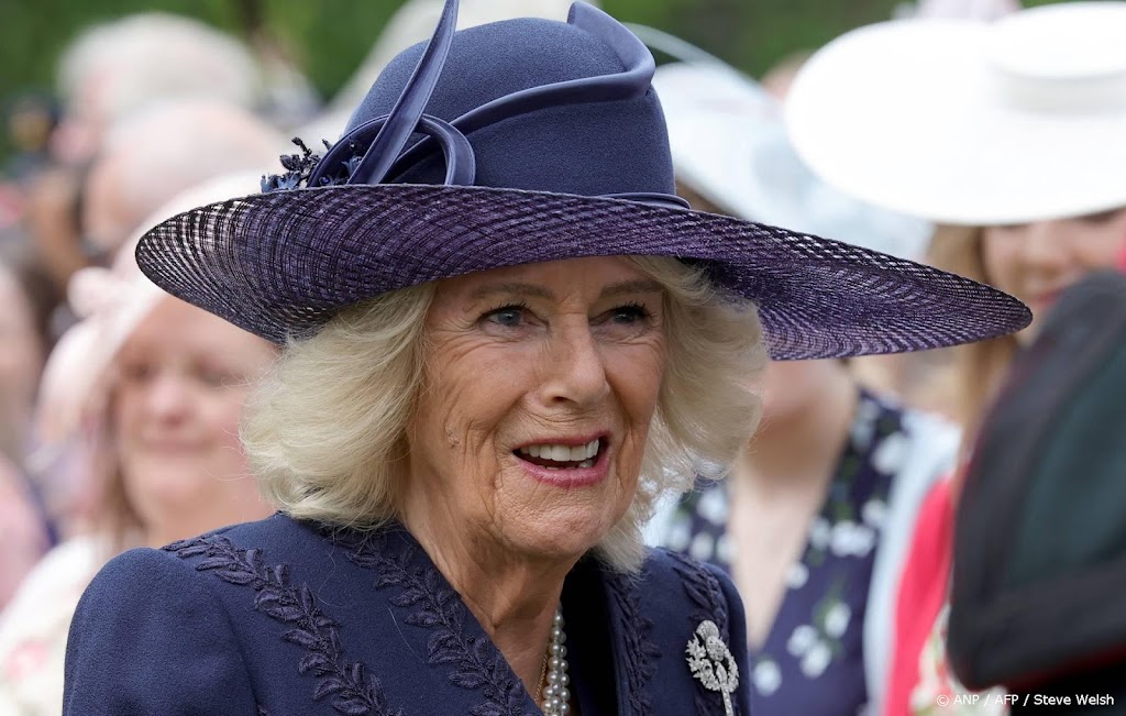 Camilla verrast op podium met brief van koningin-moeder Elizabeth