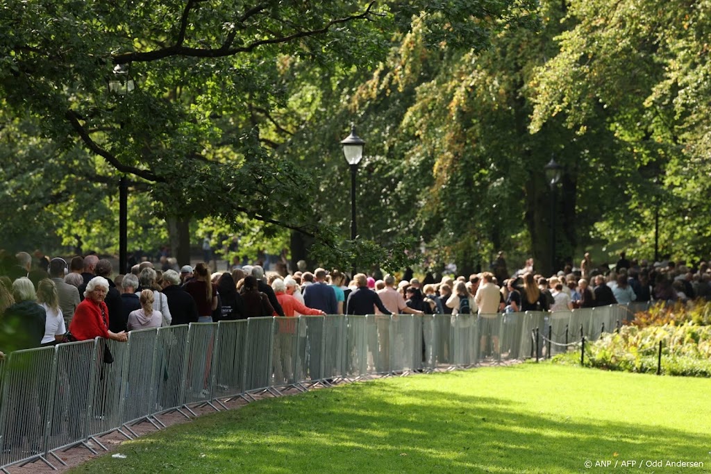 Ruim 25.000 mensen brengen eer aan Harald, zondag weer lange rij