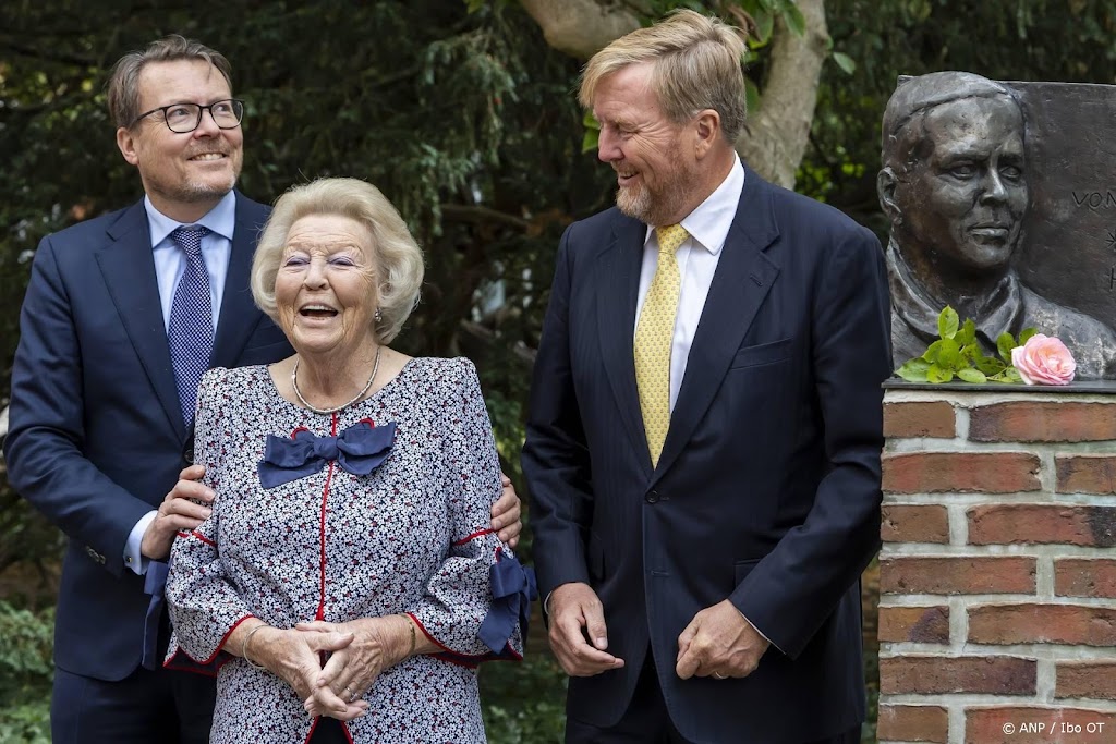Koning bezoekt geboorteplaats prins Claus met moeder en broer