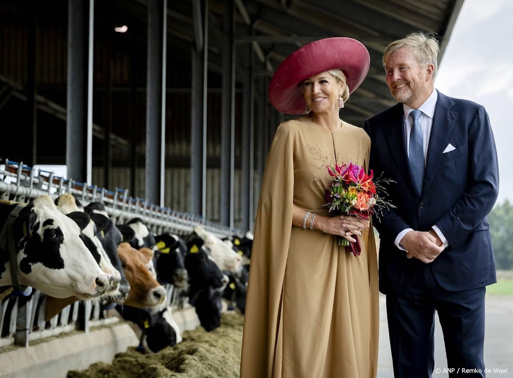 Willem-Alexander en Máxima poseren met koeien bij melkveebedrijf