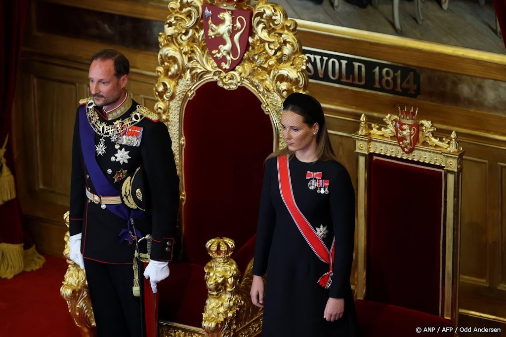 Noorse koninklijke familie op paleisbalkon na begrafenis Harald