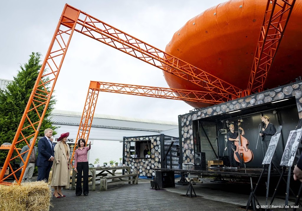 Koningspaar ziet 'indrukwekkend' theaterstuk in Drenthe