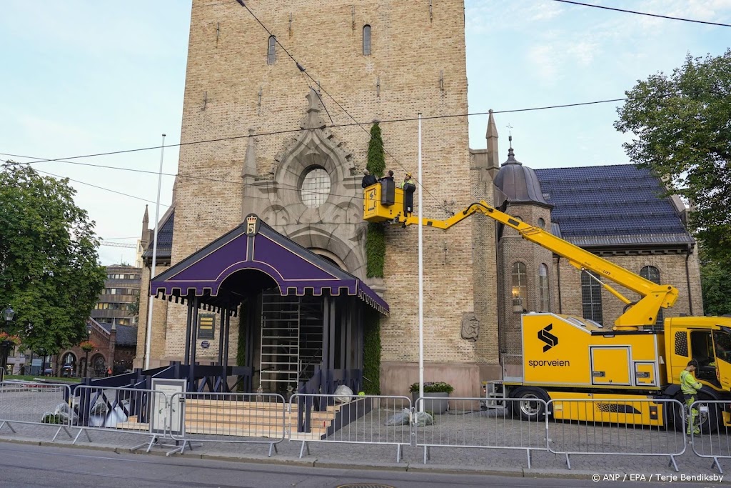 Noorse koninklijke familie bezoekt Dom dag voor uitvaart Harald