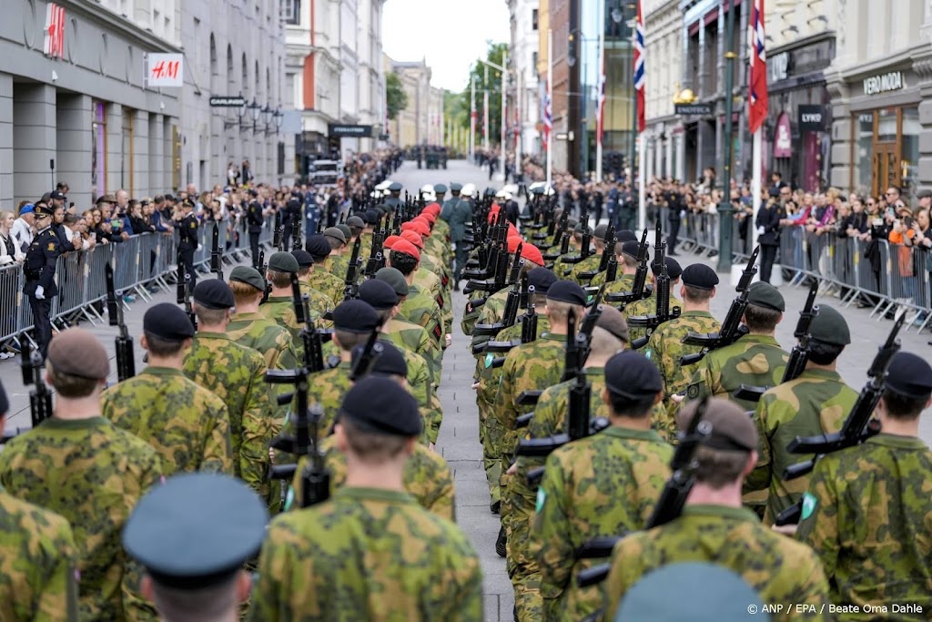 Militairen stellen zich op voor erehaag koning Harald