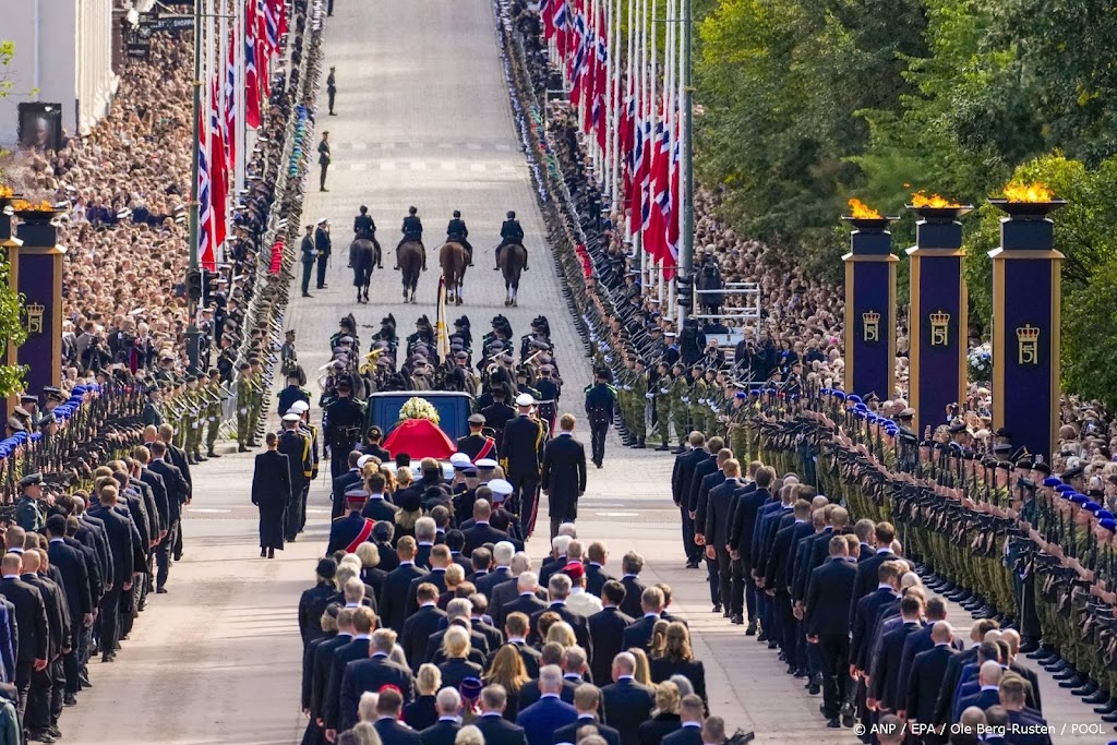 Nederlands koningspaar voorin rouwstoet koning Harald