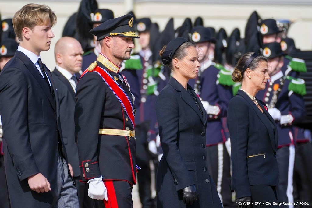 Koninginnen en kroonprinses Noorwegen met rouwsluier bij uitvaart