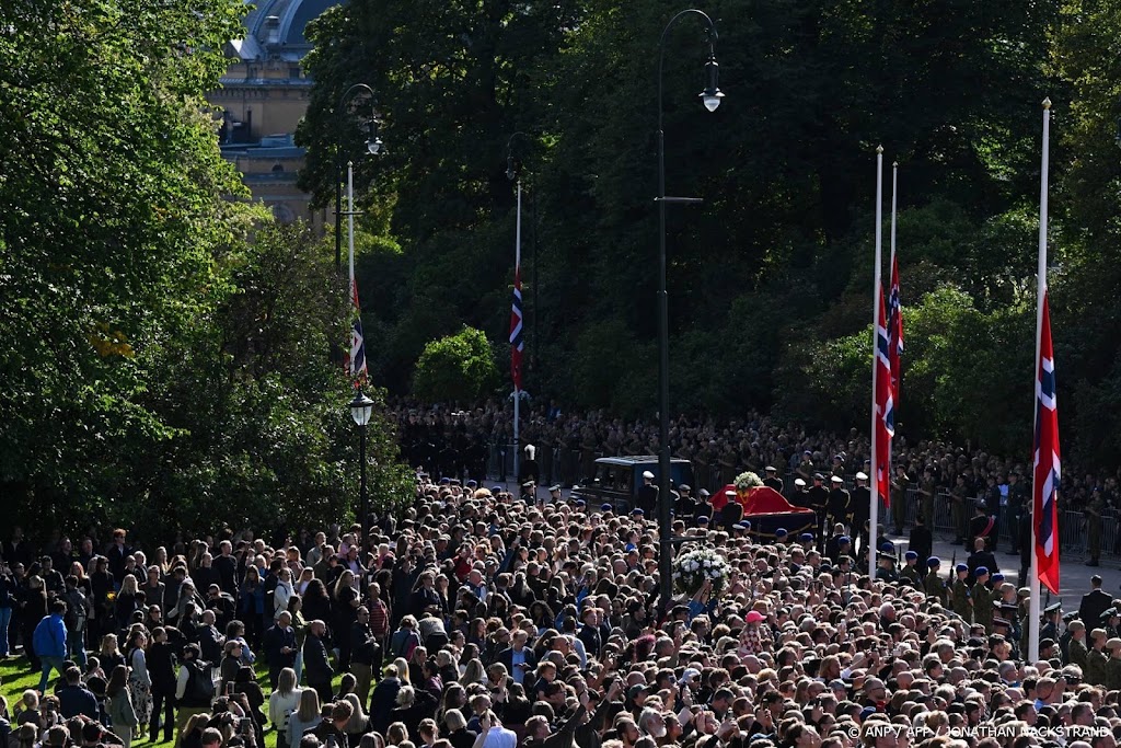 Duizenden Noren langs route rouwstoet koning Harald