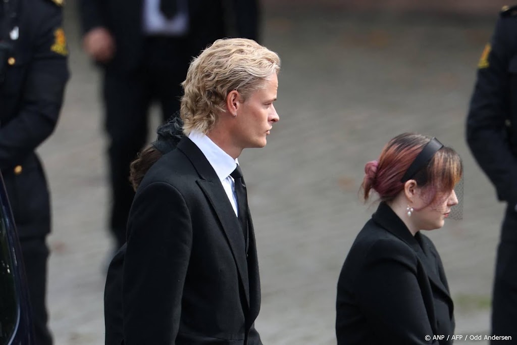 Prinses Amalia achter Marius Borg Høiby in Domkerk Oslo