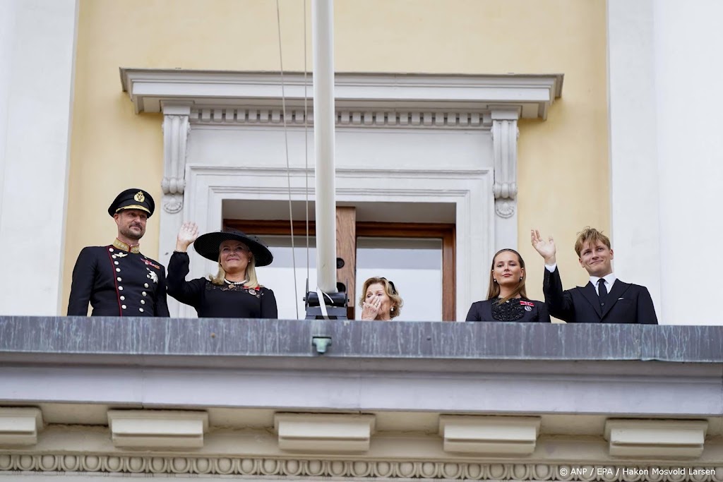 Warm applaus voor geëmotioneerd koninklijk gezin Noorwegen