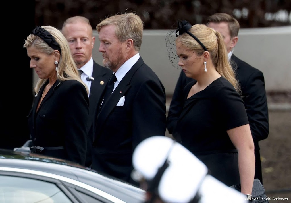 Koning Haakon ontvangt gasten na uitvaart Harald