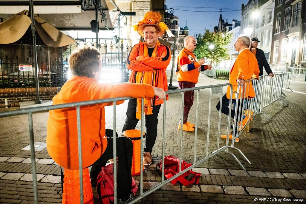 Eerste Oranjefans bij paleis Noordeinde voor Prinsjesdag