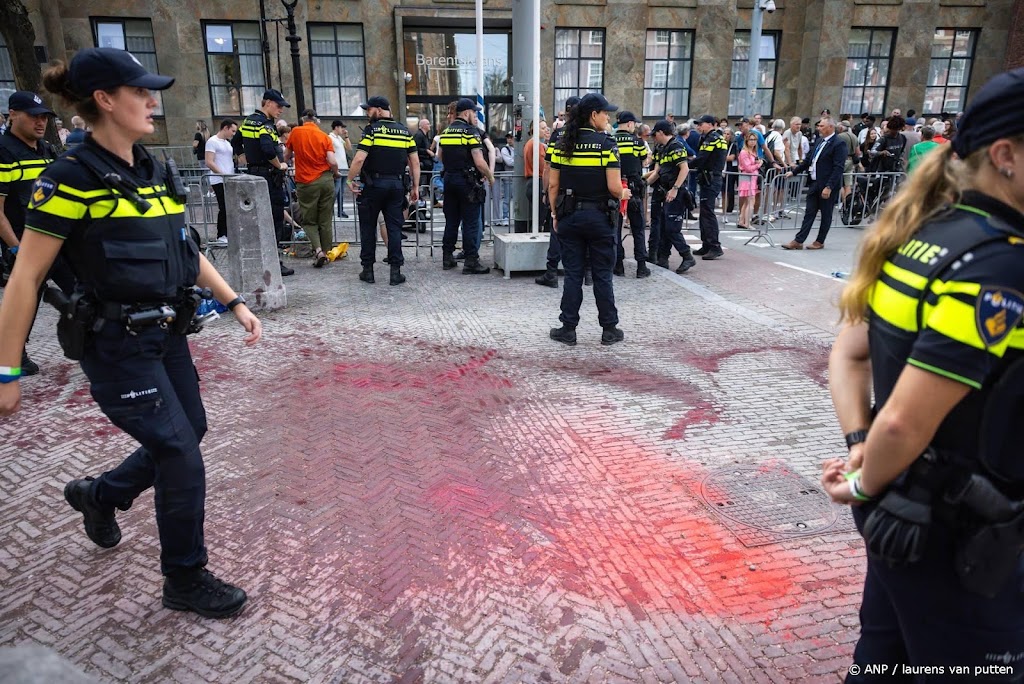 Activisten gooien rode verf op route van Prinsjesdag