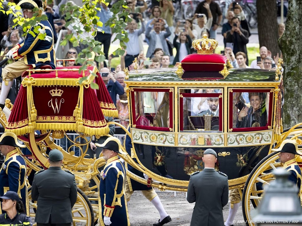 Koning en familie keren terug naar paleis voor balkonscène