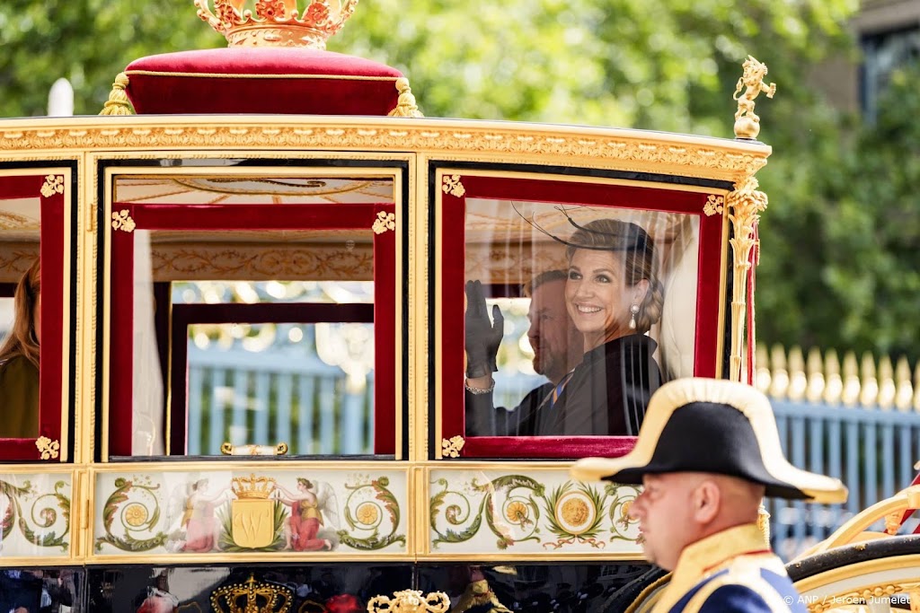 Stoet met koninklijke familie terug bij Paleis Noordeinde