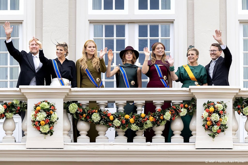 Balkonscène met koning en familie op paleis goed verlopen
