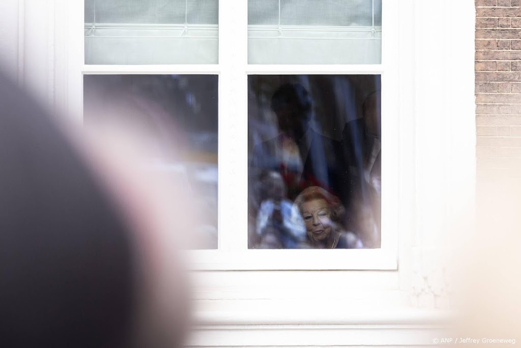 Beatrix steekt duim omhoog naar koninklijke stoet Prinsjesdag