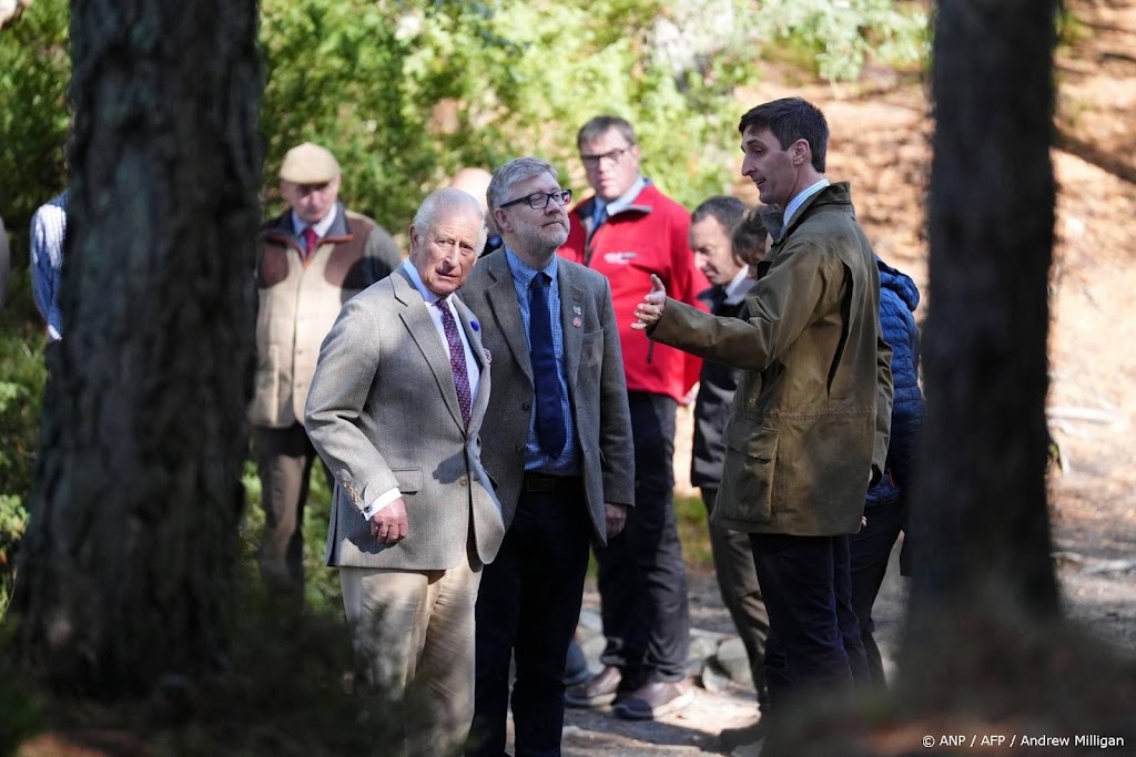 Charles bedankt brandweerlieden voor hun inzet bij natuurbrand