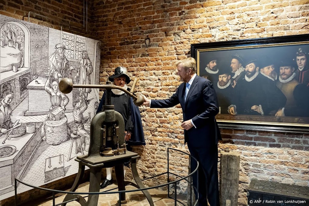 Willem-Alexander slaat munt bij heropening Kasteel Huis Bergh