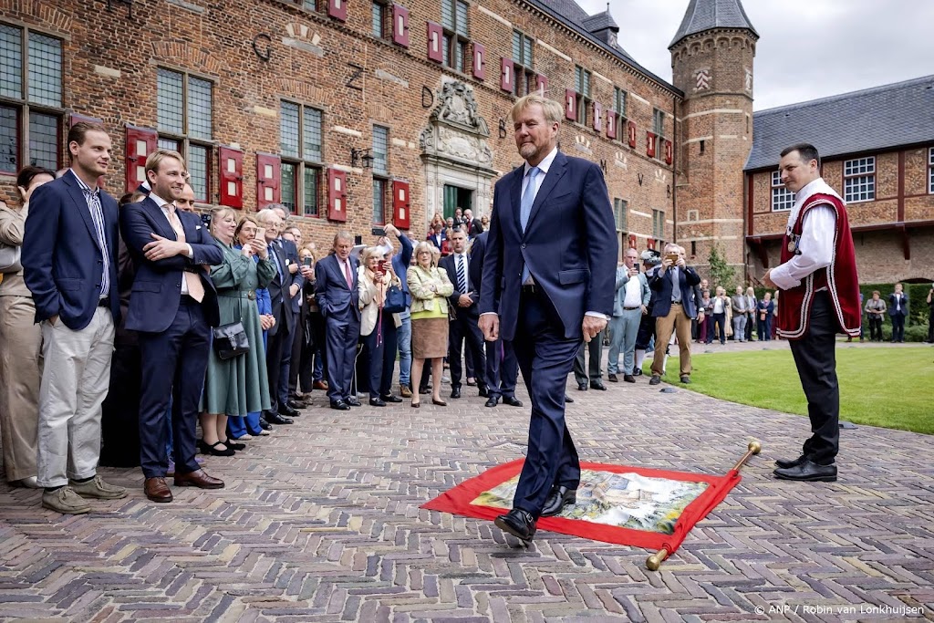 Koning loopt over vaandel bij bezoek aan Kasteel Huis Bergh