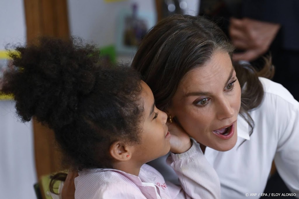 Koningin Letizia toegezongen bij bezoek oude basisschool