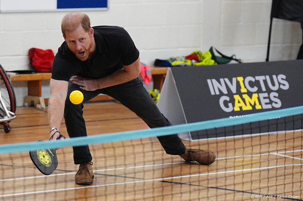 Harry speelt pickleball tijdens bezoek aan school in Birmingham