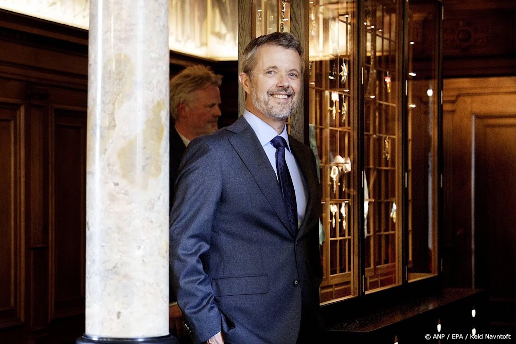 Frederik bespreekt kunst bij rondje langs portretten oude vorsten