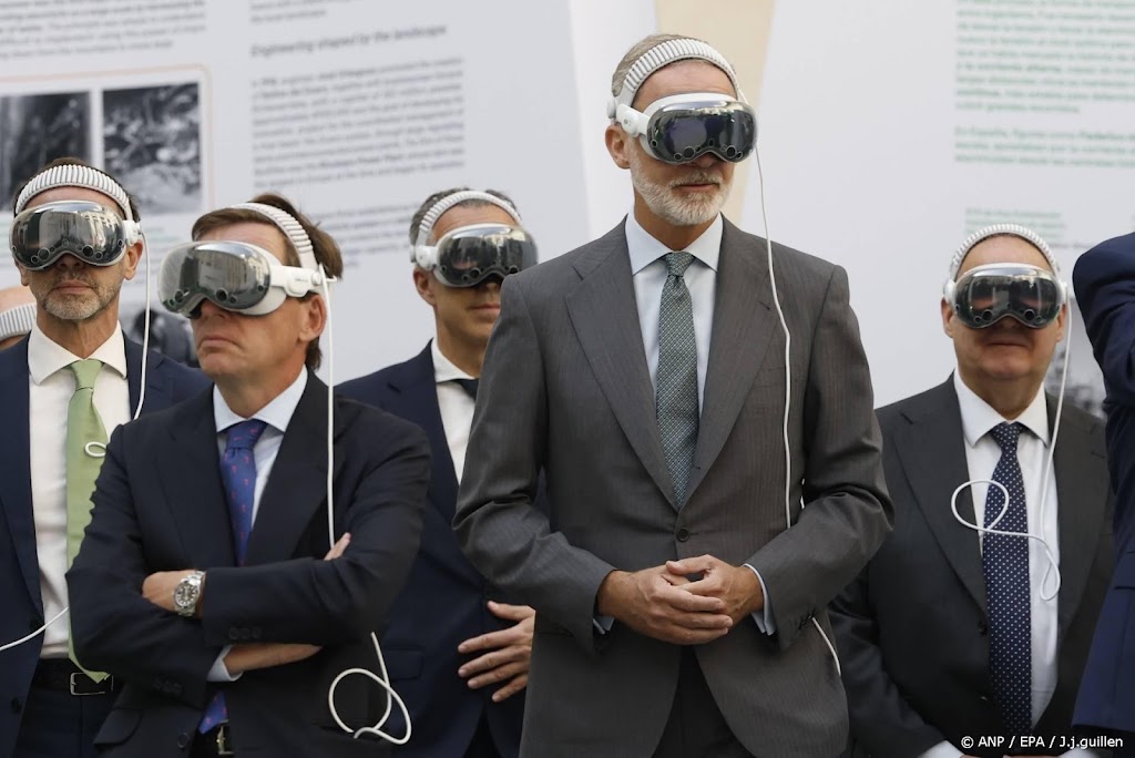 Koning Felipe draagt vr-bril bij bezoek aan Spaans energiebedrijf