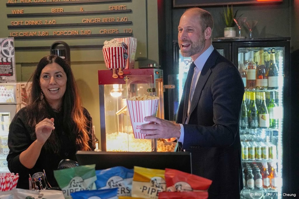 William serveert popcorn in Londens buurttheater