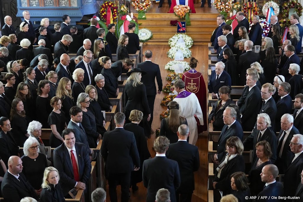 Haakon draagt de kist van Astrid de kerk uit