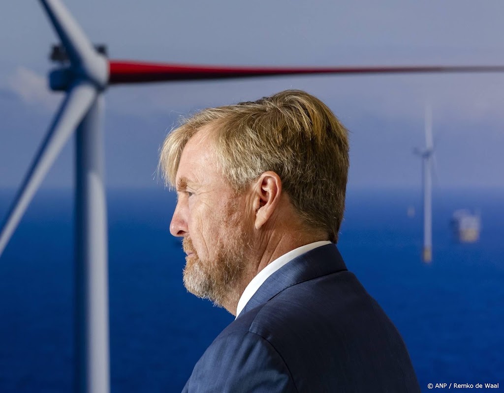 Willem-Alexander luistert naar zorgen over de Noordzee