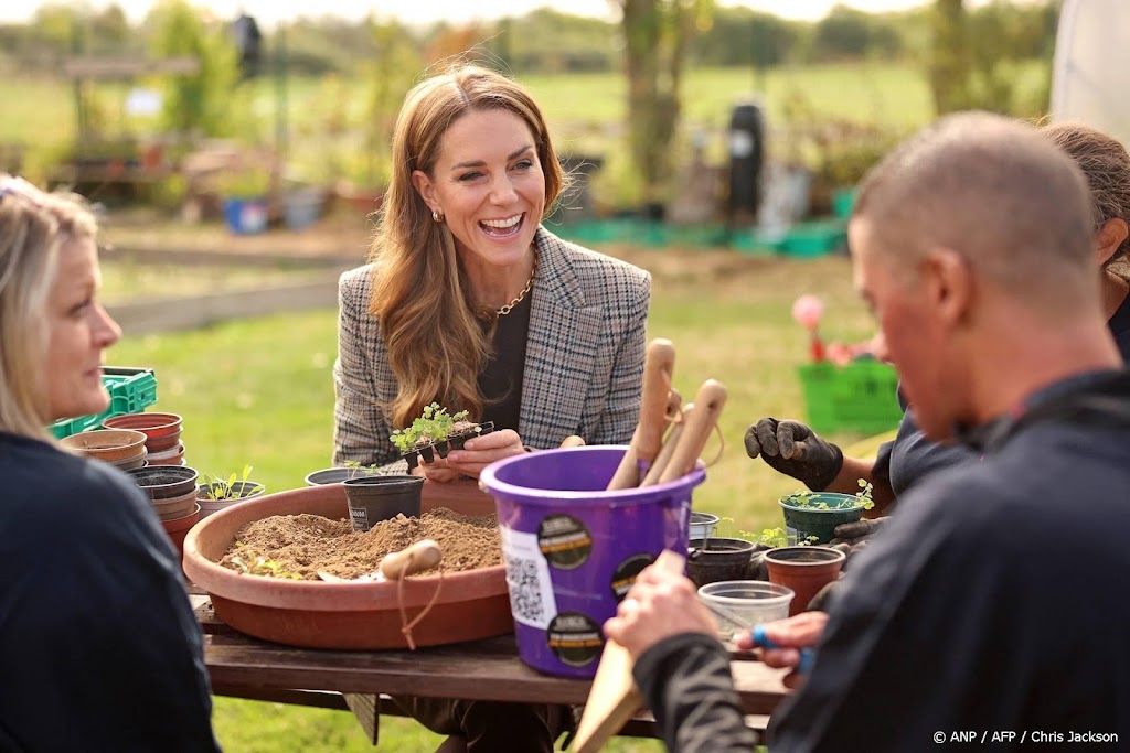 Prinses Catherine ontmoet herstellende verslaafden in tuin
